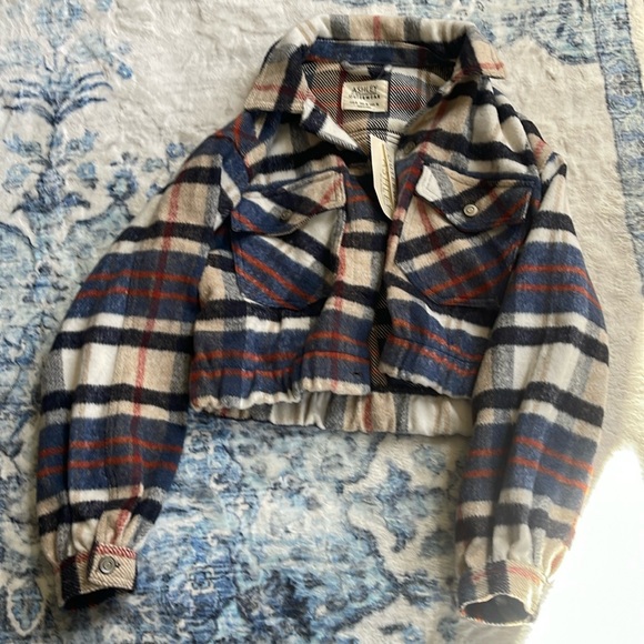 Women’s size M Ashley cropped flannel button up shacket - Picture 1 of 3